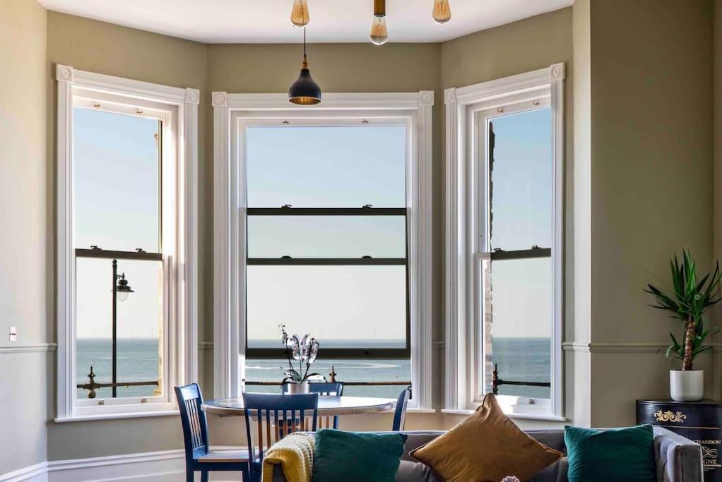 הרן ביי Beachfront Luxury Home With Spectacular Sea Views מראה חיצוני תמונה
