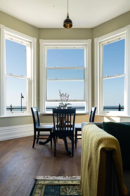 הרן ביי Beachfront Luxury Home With Spectacular Sea Views מראה חיצוני תמונה